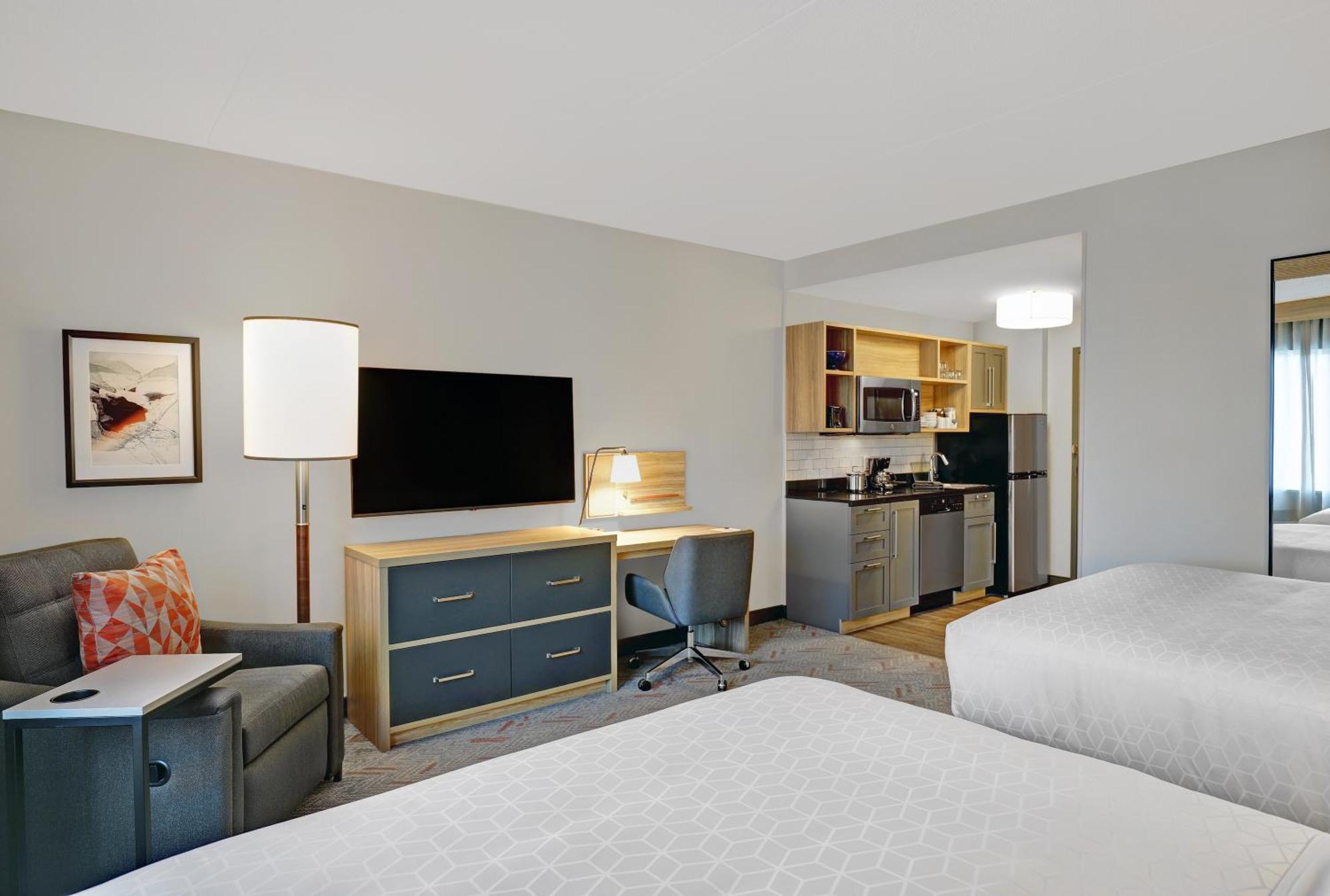 Studio with Two Queen Beds