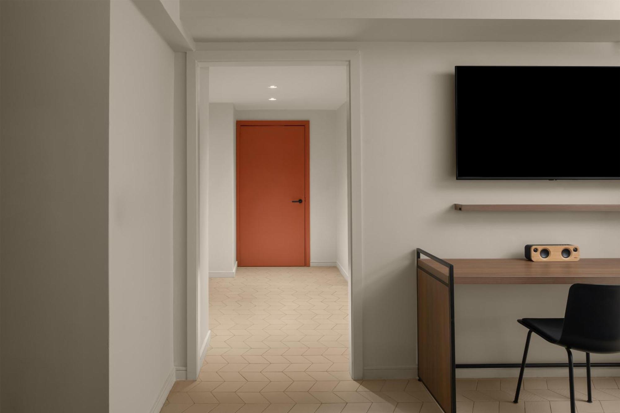 Deluxe King Room with Roll-In Shower - Mobility Accessible